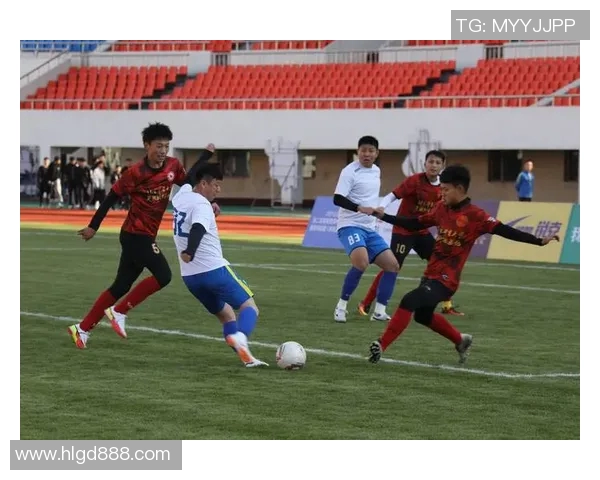 足球场上风云突变 球星怒目而视上演激烈对抗激战精彩瞬间