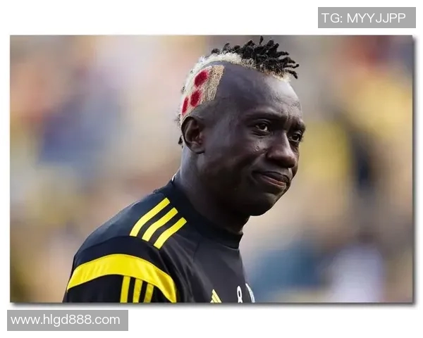 足球球星纷纷剪短发型展现硬朗气质引领赛场清爽新风潮 足球球星纷纷剪短发型展现硬朗气质引领赛场清爽新风潮